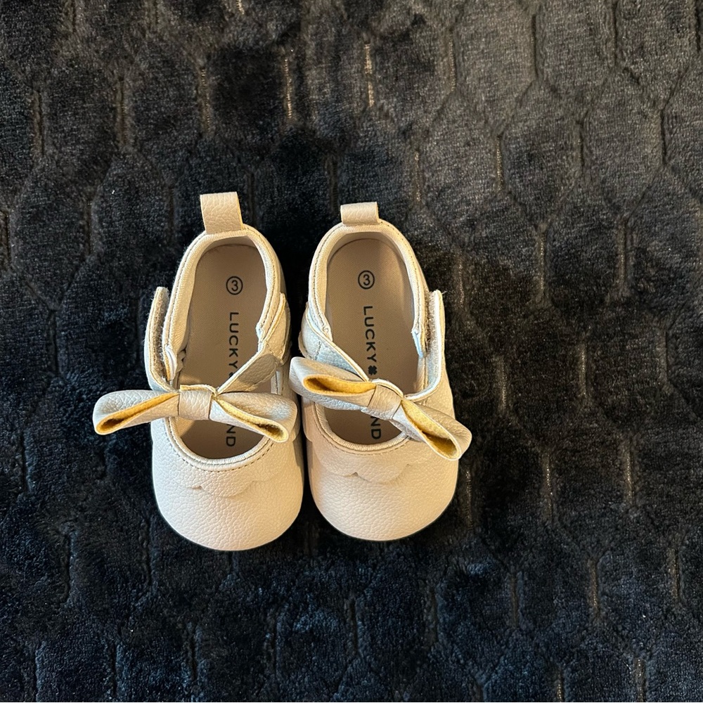 Lucky Brand Mary Jane Bow Crib Shoes Size 3 Tan/Beige NWOT - Picture 4 of 13
